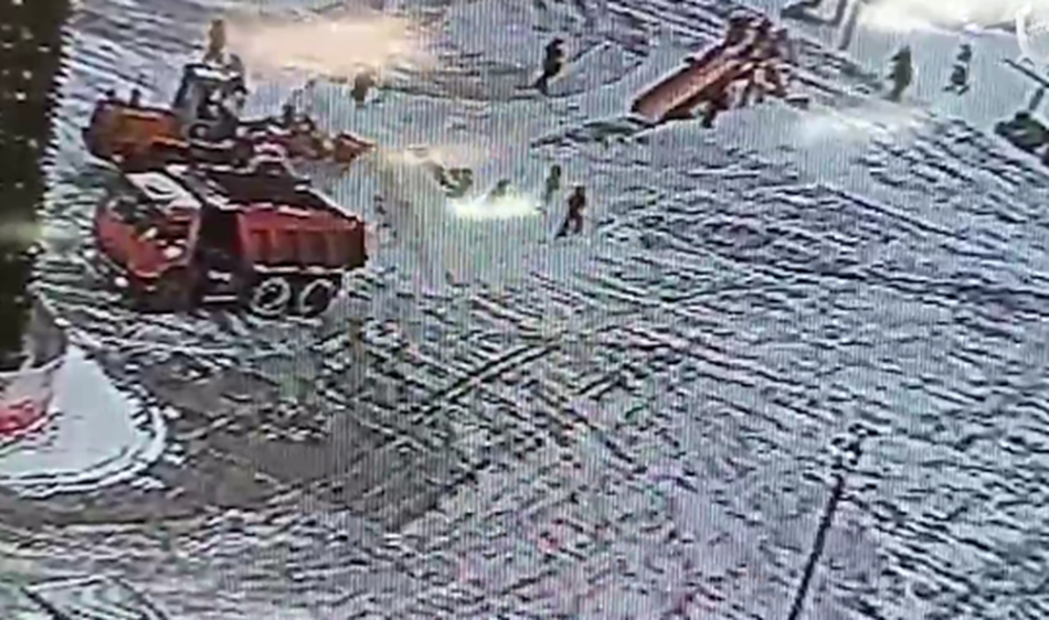 СК показал, как мальчика завалило снегом в Гатчине